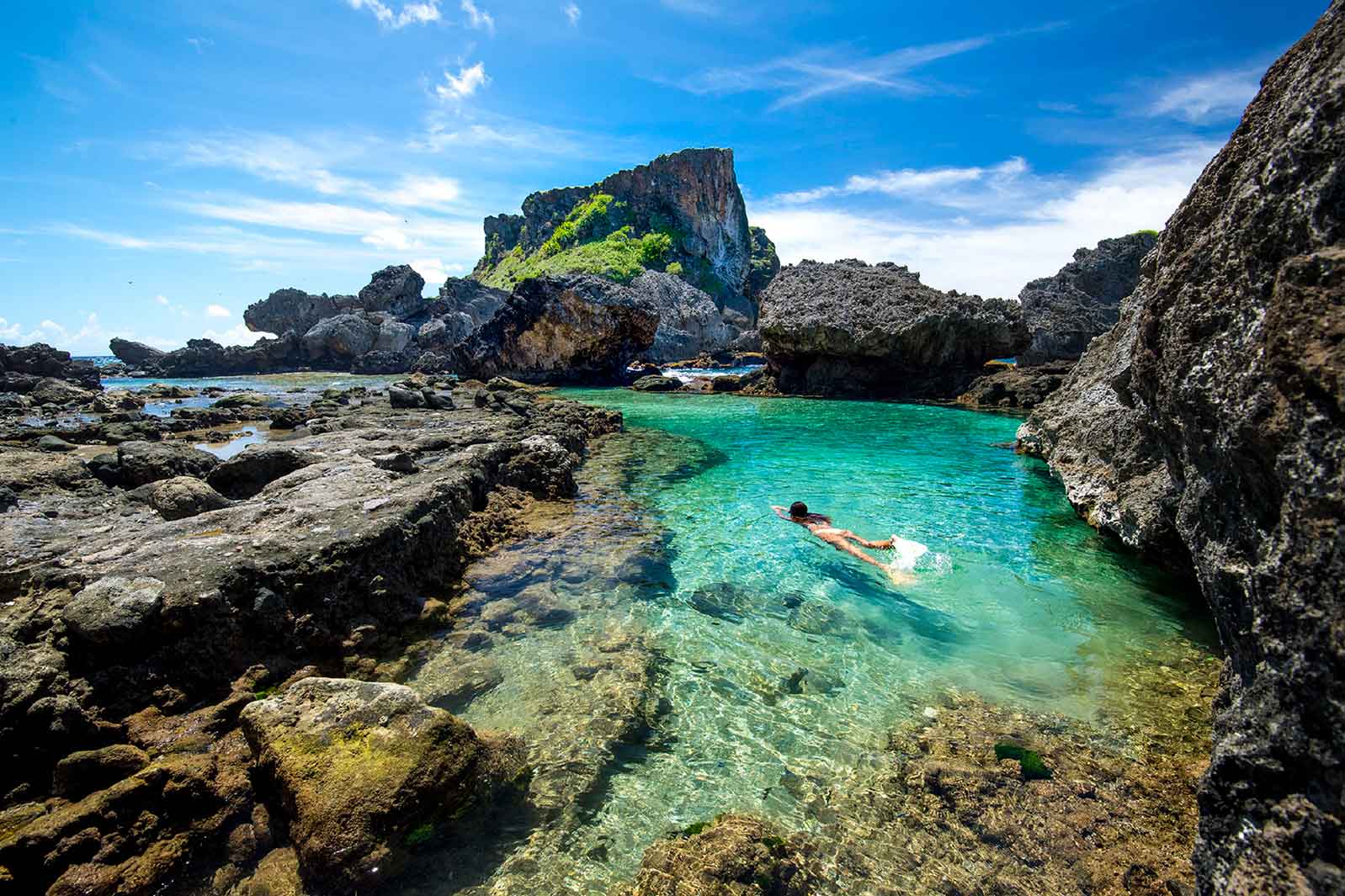 クリアで青すぎる天然のプールでひと泳ぎ（C）Junji Takasago / MVA