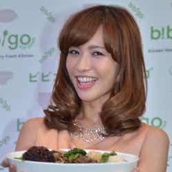 優木オリジナル「ビビンバ」を持った優木まおみ