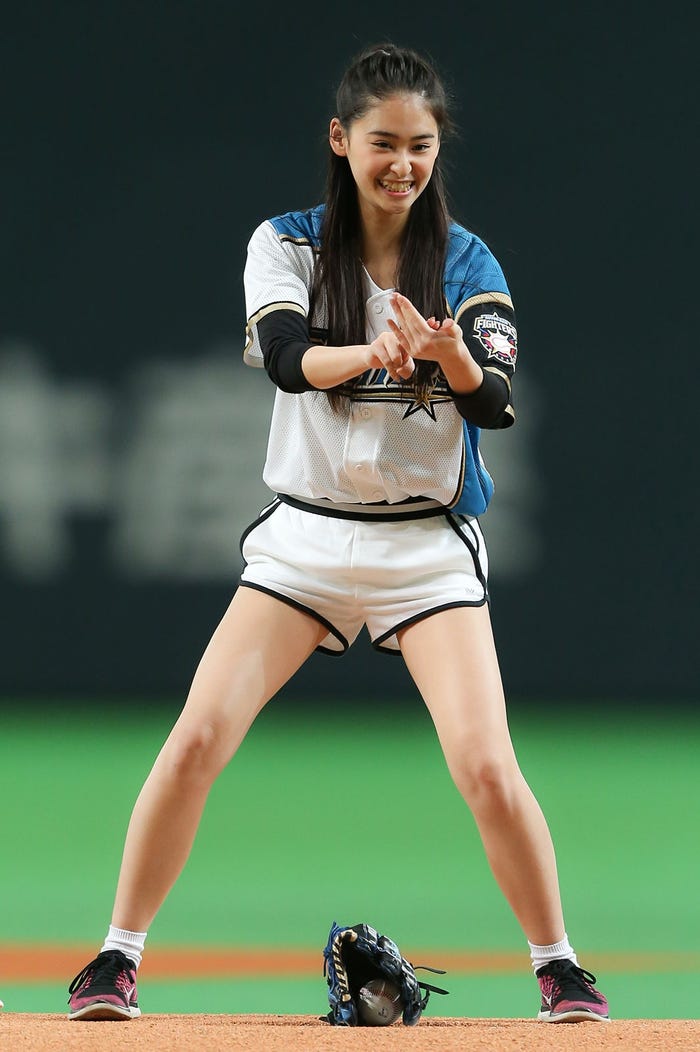 “寿司パフォーマンス”をする柳美稀(画像提供:所属事務所)