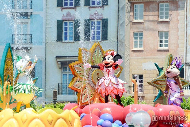 カーニバルクイーンは歌い踊る