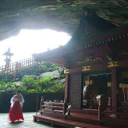 洞窟内の御本殿／Aoshima-udo shrine, Miyazaki by caseyyee