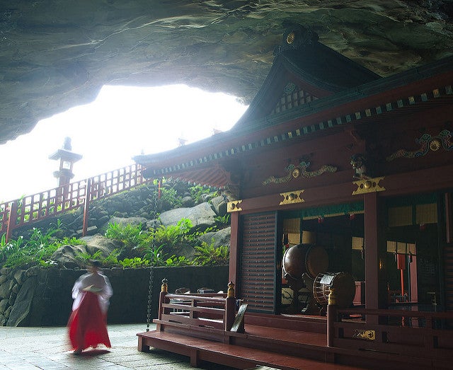 洞窟内の御本殿／Aoshima-udo shrine, Miyazaki by caseyyee