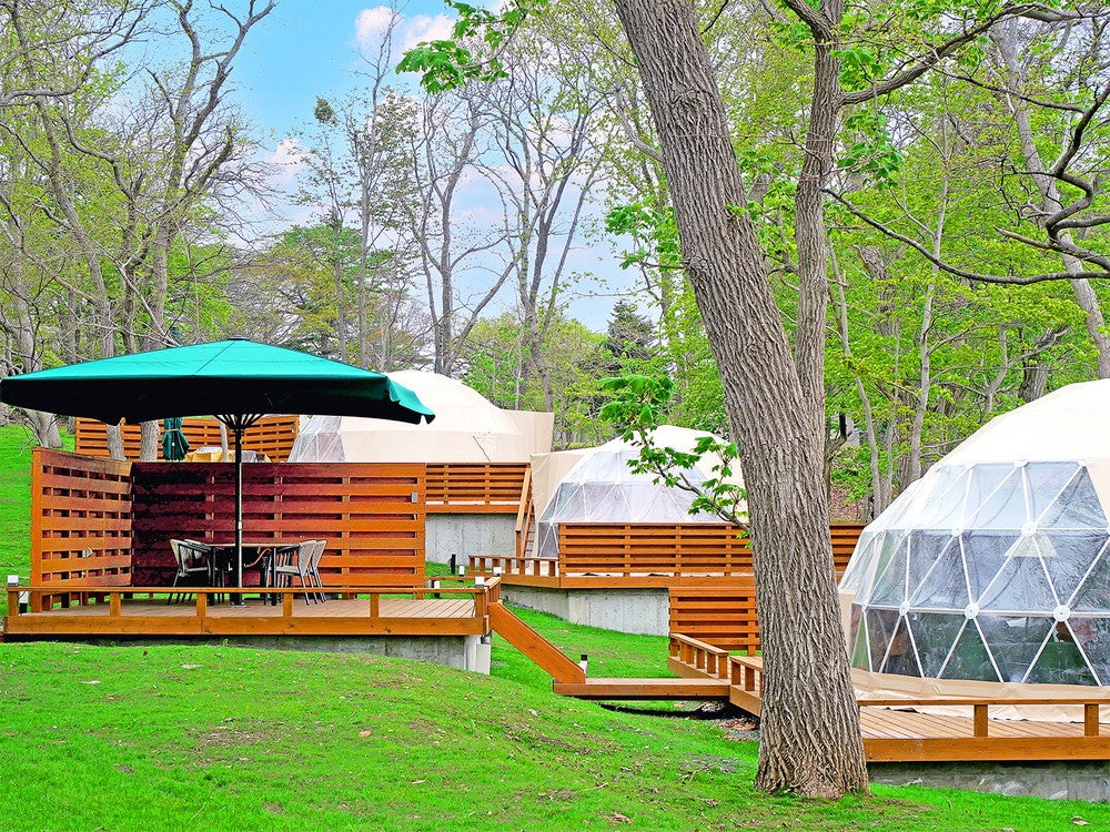 北海道「室蘭グランピング」大自然の中でドームテント泊＆ゴルフに興じる大人の為のラグジュアリー空間