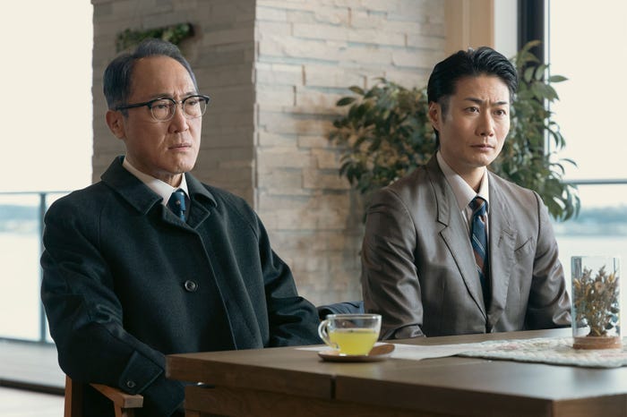 佐野史郎、戸次重幸「スタンドUPスタート」第8話より(C)フジテレビ