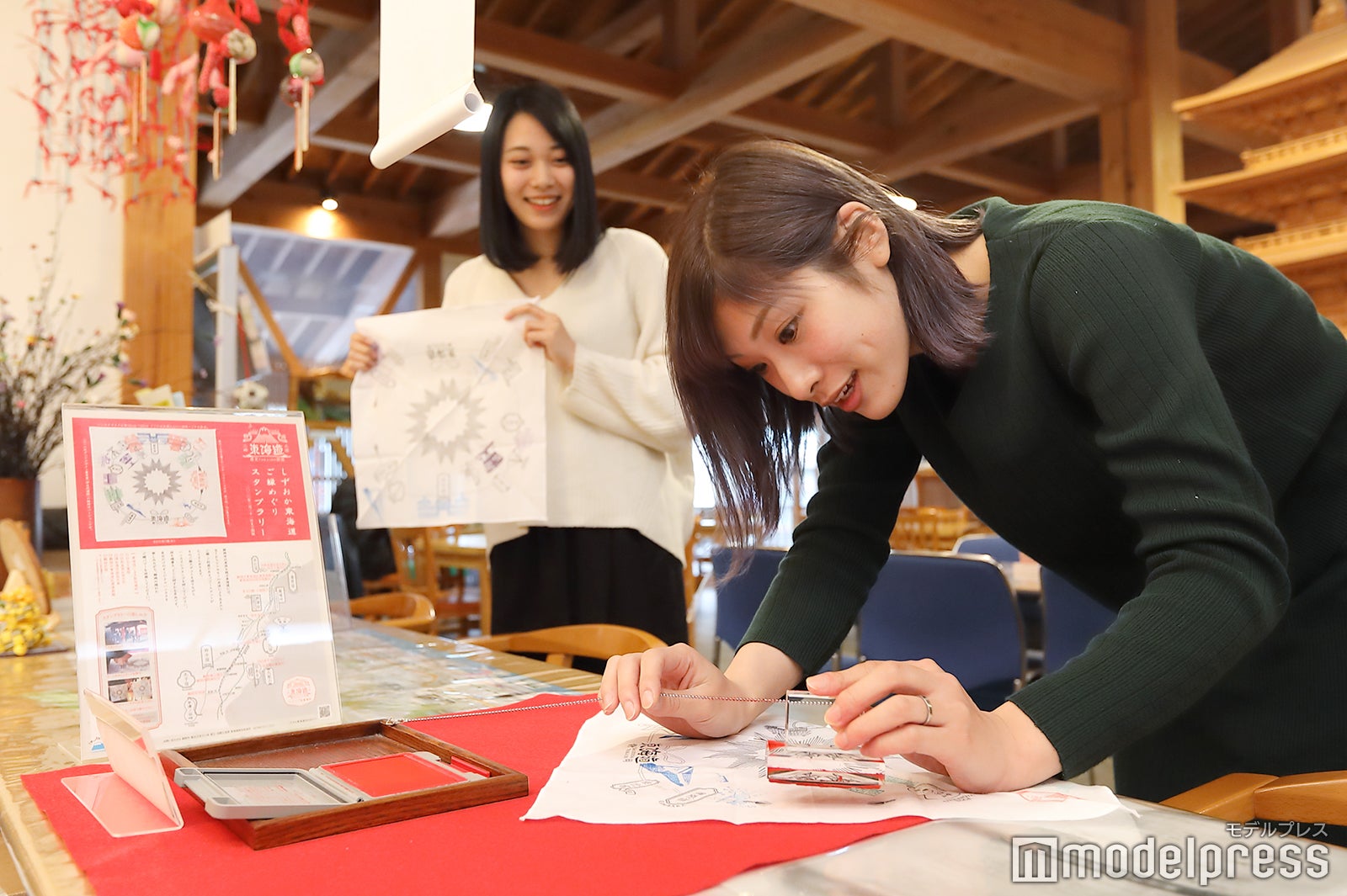 ここでもスタンプをGET。（C）モデルプレス