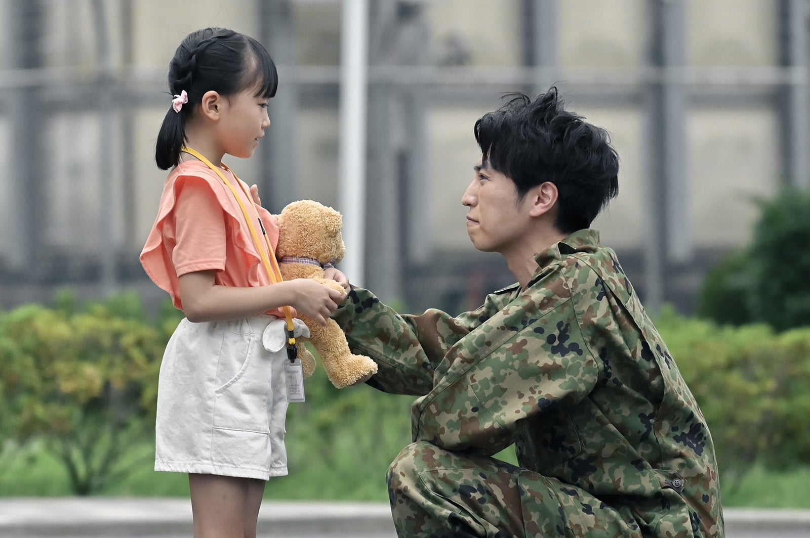 （左から）宮地美然、桐山漣／「テッパチ！」第8話より（C）フジテレビ