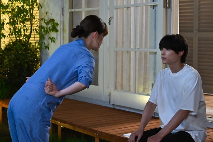 松本若菜、松村北斗「西園寺さんは家事をしない」第10話より(C)TBS