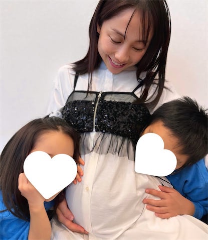 第三子妊娠中・元『王様のブランチ』リポーター、大きなお腹に寄り添う子どもたちの写真を公開