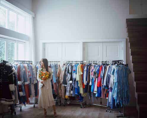 日向坂46佐々木久美、歴代衣装に愛溢れる 1st写真集先行カット第10弾解禁【めくる日々】