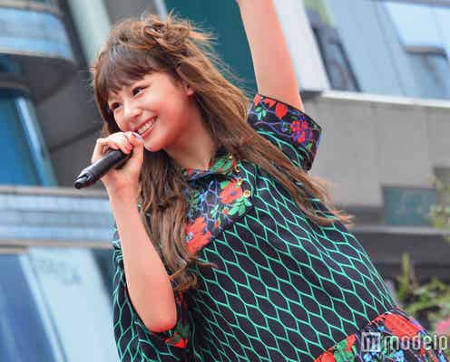 西内まりや、渋谷路上ライブで圧巻の美声 キュートなパフォーマンスで沸かす