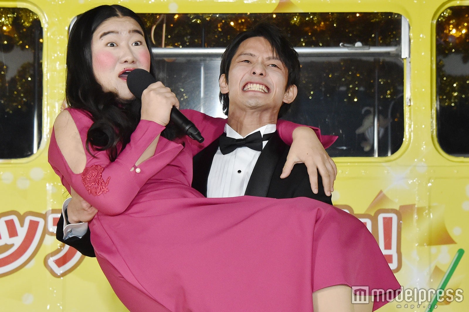 お姫様抱っこされるよしこ （C）モデルプレス