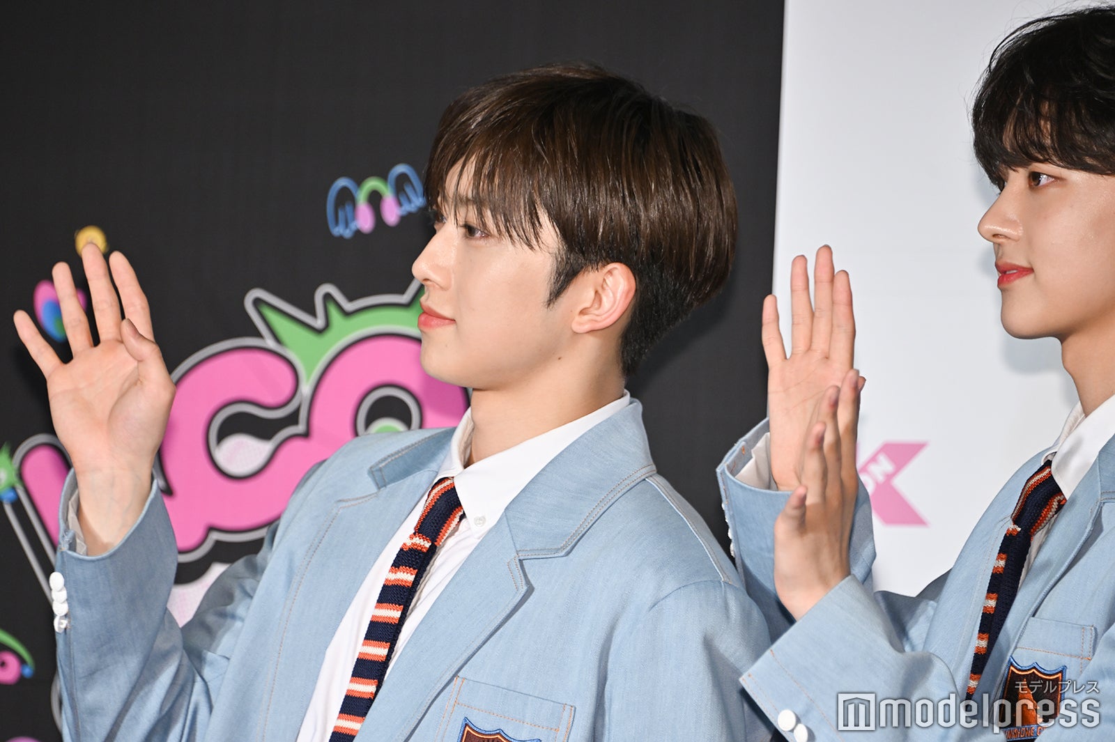 手を振るFUMA、EJ （C）モデルプレス