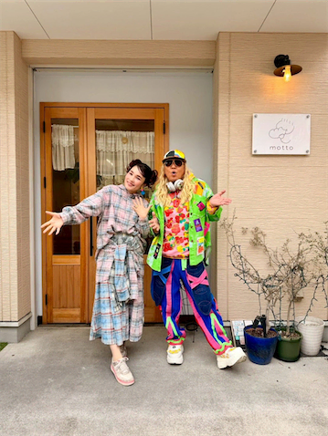 平野ノラ、ご近所DJ KOOとのロケオフショット公開「頼りになるお兄ちゃん的存在」