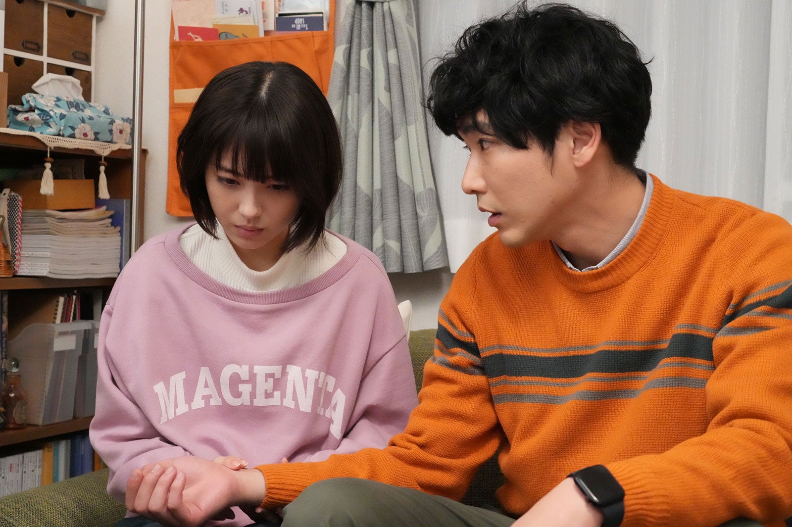 浜辺美波、柄本佑／「ドクターホワイト」第1話より（C）カンテレ