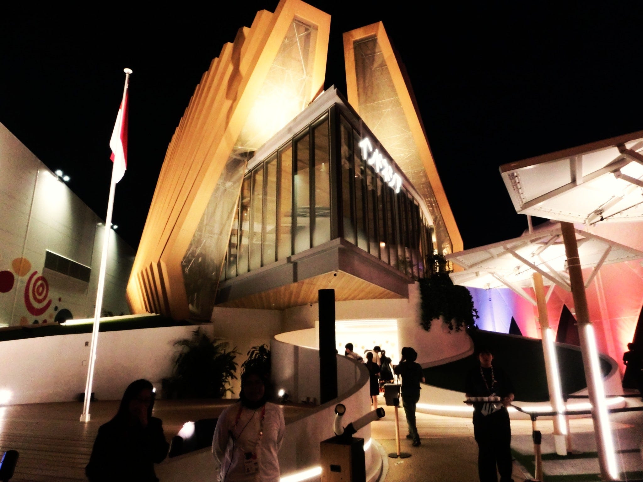 夜のインドネシア館。会期中盤から自然発生的?に始まった、入り口案内スタッフによる「ヨヤクナシ、ツメテクダサイ、ドウゾ!」の歌とダンスは万博名物の1つとなり、インターネット上ではヨヤクナシガールズ(ボーイズ)の異名まで付くほどの人気だった