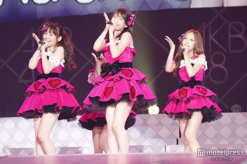 「アイドルなんて呼ばないで」を歌唱する小嶋陽菜、前田敦子、板野友美（C）AKS