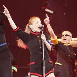 キュートな学ラン姿で熱唱する浜崎あゆみ