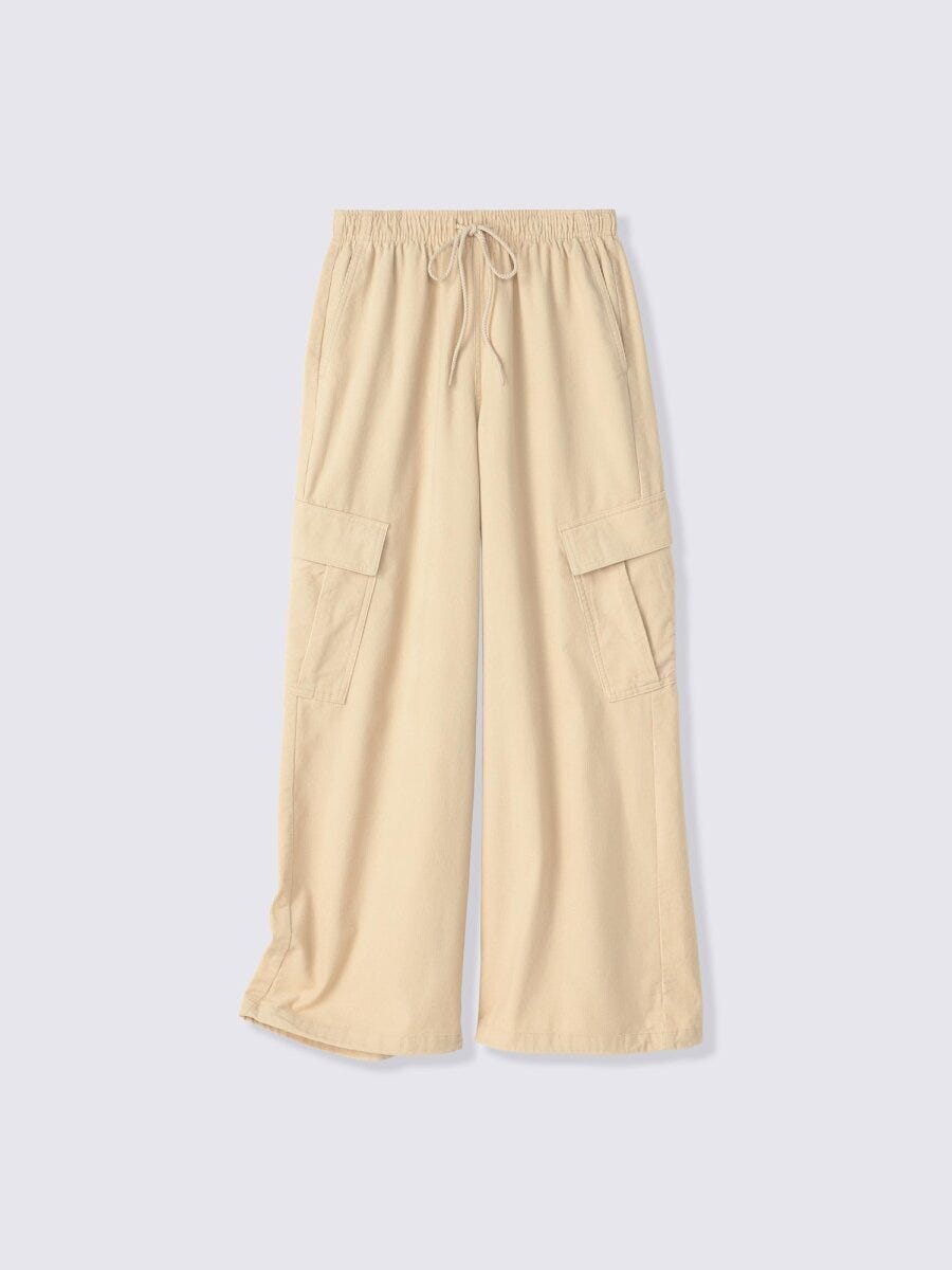 ベージュのコーデュロイカーゴパンツ