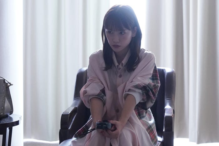 川栄李奈/「親愛なる僕へ殺意をこめて」第1話より(C)フジテレビ