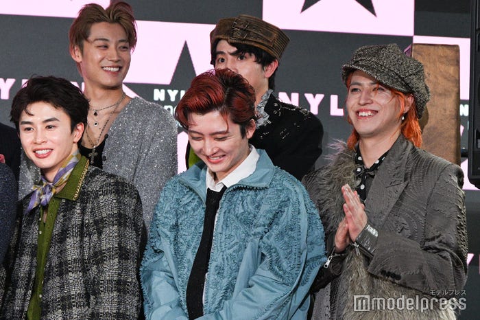 「失礼しました!」とすぐにボケを回収したハルに笑いをこらえきれないメンバー(C)モデルプレス