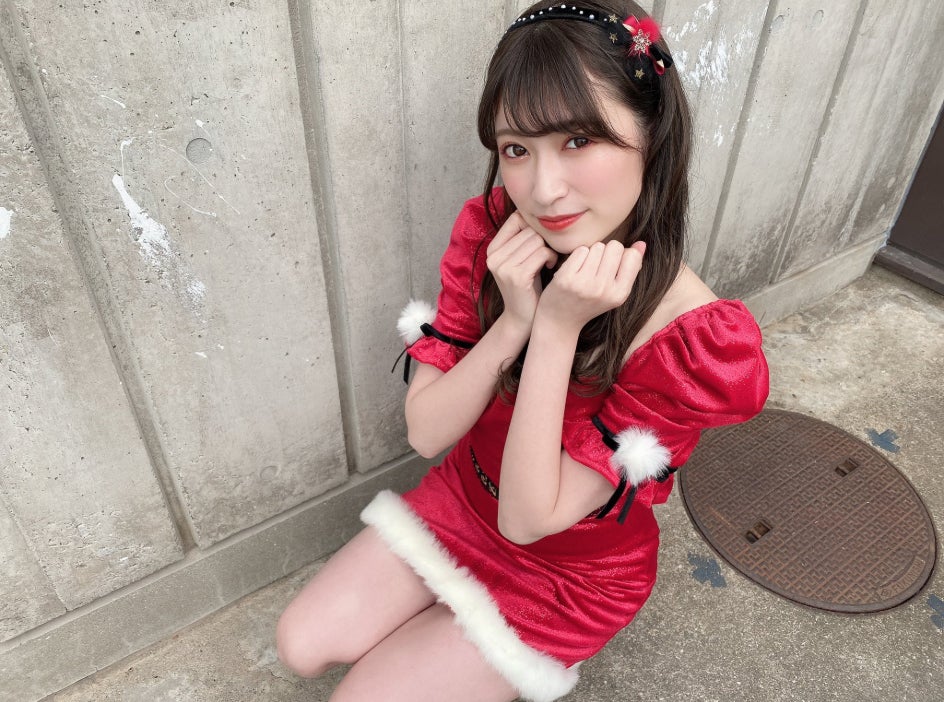 NMB48吉田朱里の“肌見せ”サンタコスに反響「肌綺麗」「美しい」