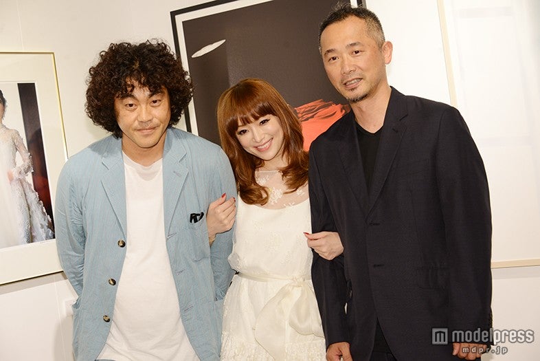 （左から）松田忠雄氏、浜崎あゆみ、舞山秀一氏