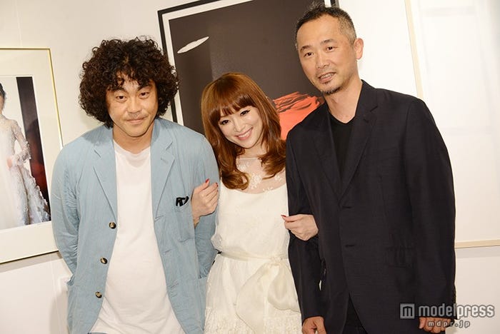 (左から)松田忠雄氏、浜崎あゆみ、舞山秀一氏