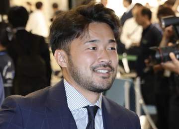 「助手席はタケ？」 W杯戦士が3000万円超SUVと2ショ 隣に座っているのは？「やっぱり仲良しな陽キャ2人」「久保君よい彼女やな」SNS沸く
