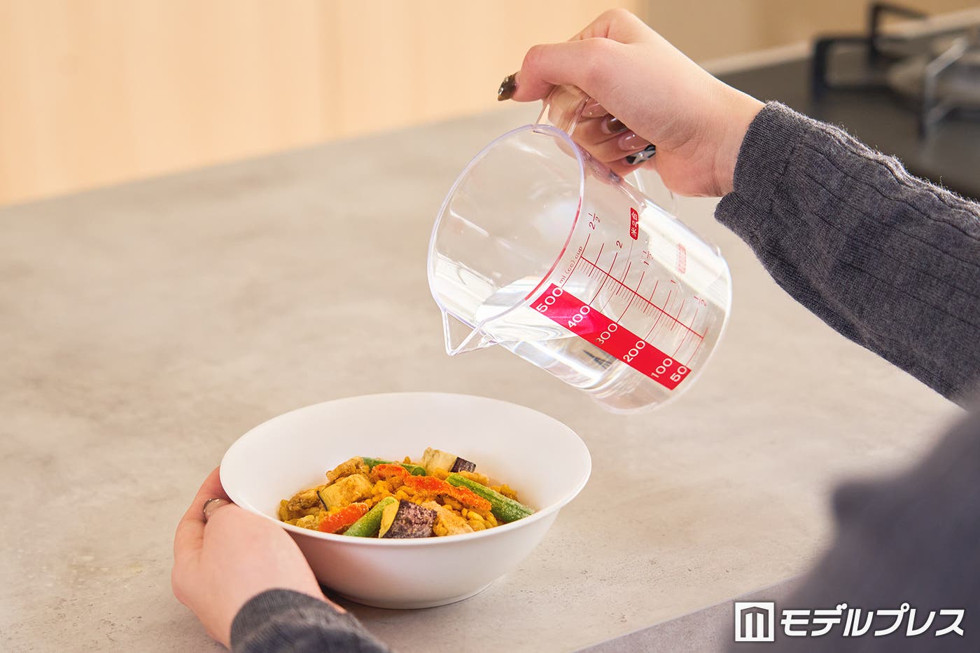 器に規定量の水を加えます。(C)モデルプレス