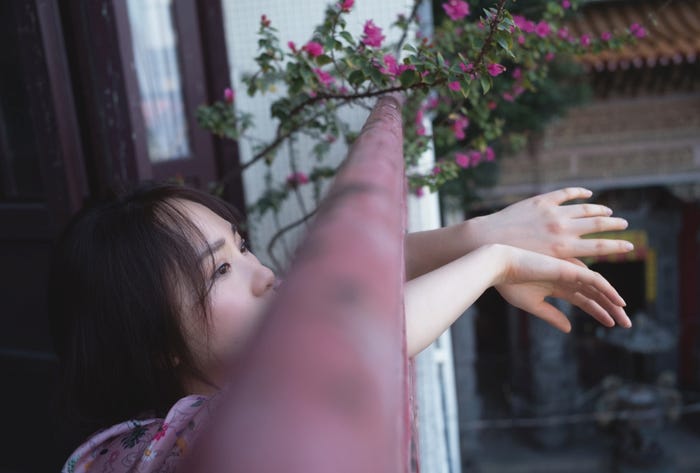 高橋朱里【撮影:佐藤裕之/高橋朱里1st写真集 曖昧な自分(講談社)より】