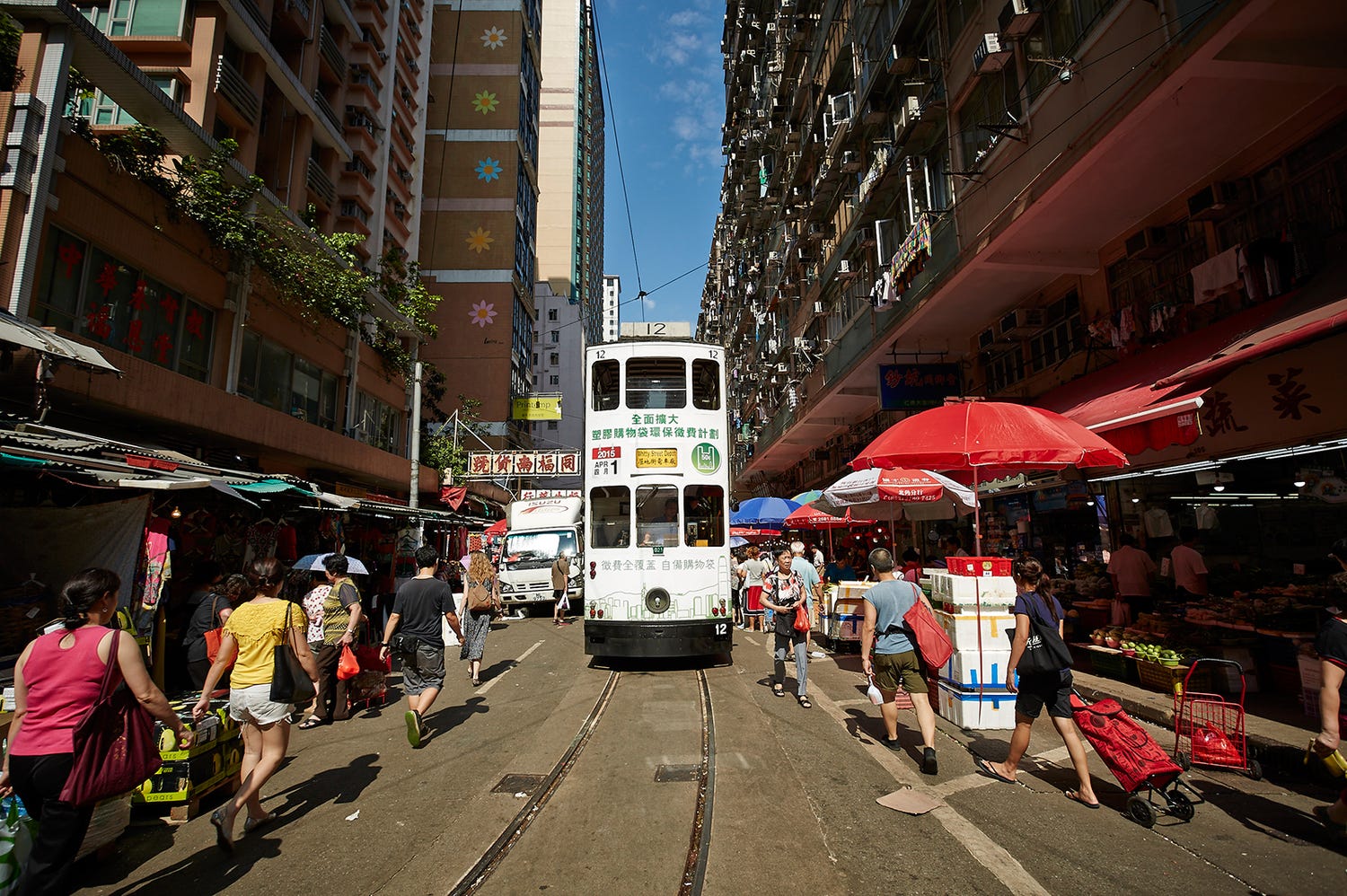 香港トラムで巡る観光スポット5選、極上ルーフトップバーや穴場エリアも網羅