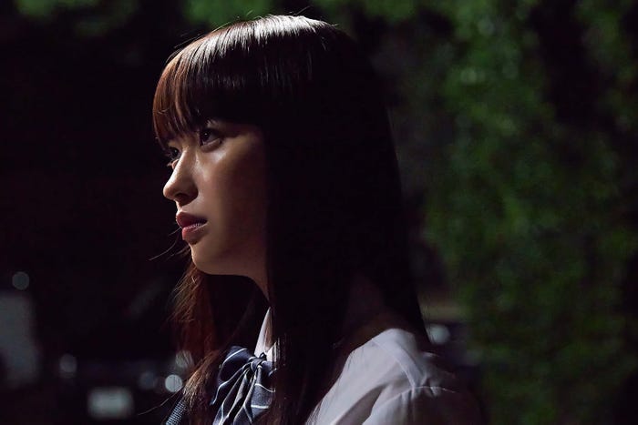 茅島みずき(C)「教祖のムスメ」製作委員会・MBS