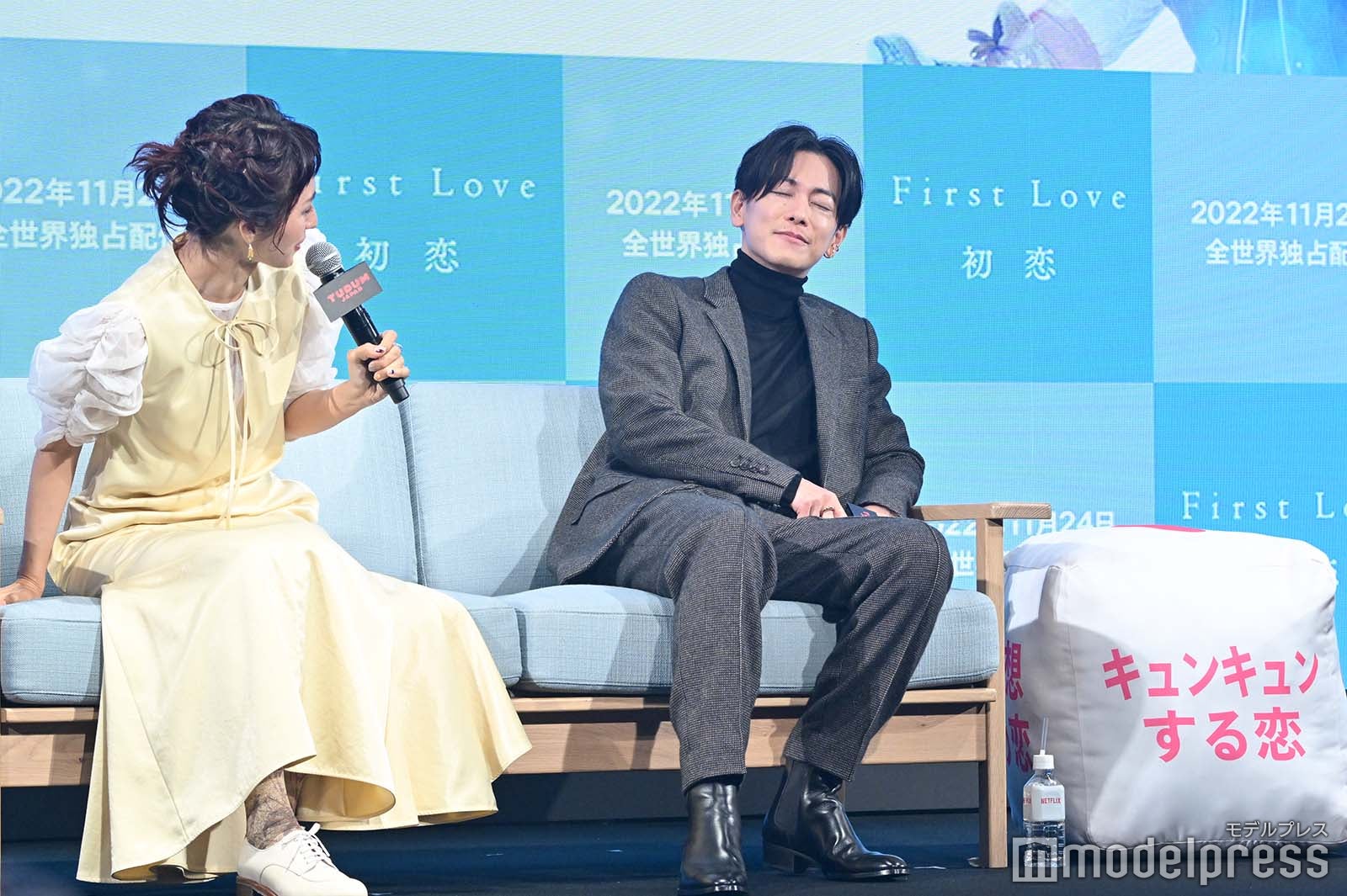 満島ひかりがキュンとした“眩しそうな顔”を実演する佐藤健 （C）モデルプレス