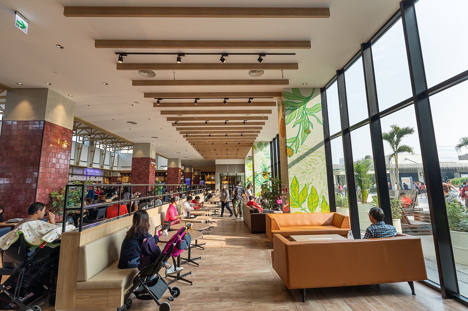 フードコート／画像提供：三井不動産