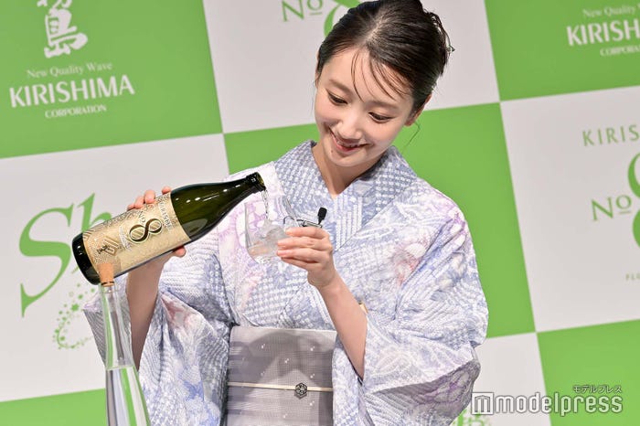 焼酎の炭酸割りに挑戦する波瑠(C)モデルプレス