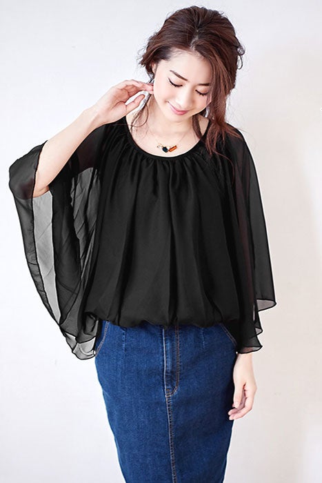 バタフライスリーブシフォンドルマンブラウス「Pierrot」2,678円（税込）／画像提供：Pierrot