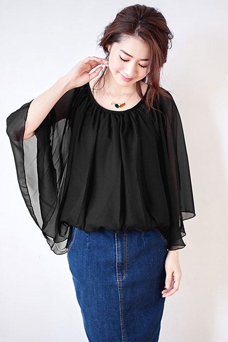 バタフライスリーブシフォンドルマンブラウス「Pierrot」2,678円(税込)/画像提供:Pierrot