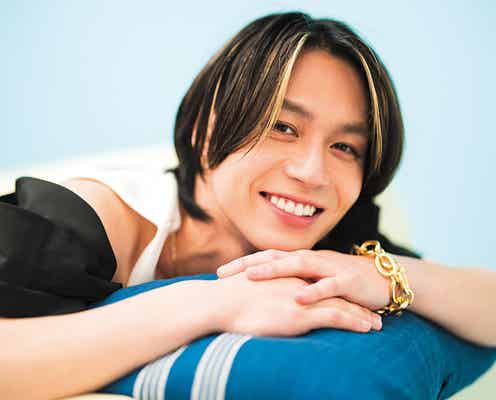 Travis Japan松田元太、デート気分味わえるグラビア披露 恋愛観・仲間・プライベート…50の質問に松田節炸裂回答
