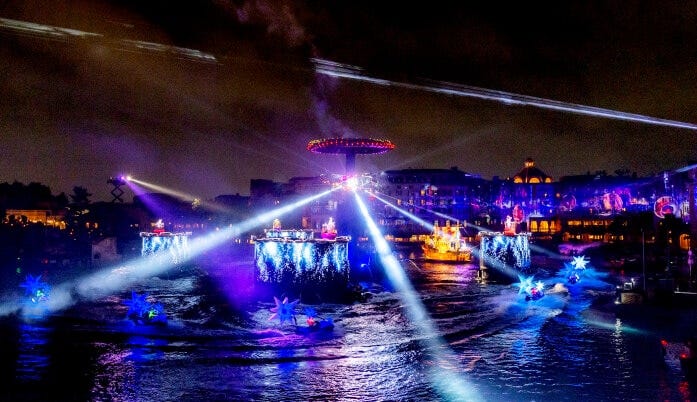 “信じ続ければ夢は叶う”ことが語られ、花火と光と音楽が夜空に飛び交うと、忘れかけていた心を取り戻せた気がします