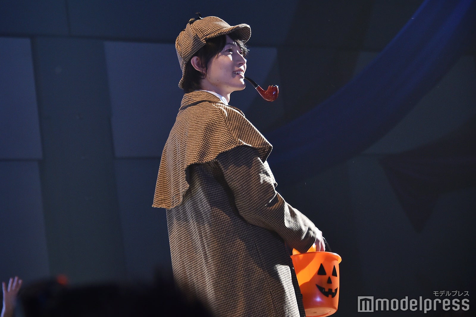 パイプをくわえたまま観客を見渡しながらキャンディーを投げようとする神木隆之介（C）モデルプレス