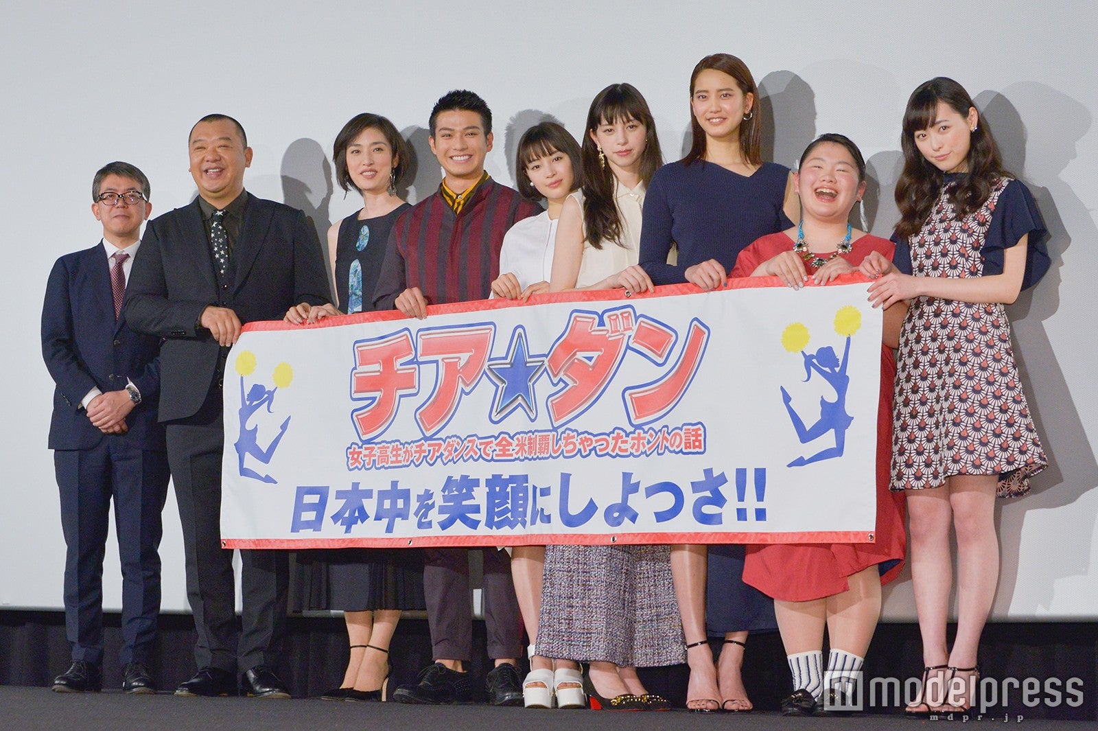 （左から）河合勇人監督、木下隆行（TKO）、天海祐希、新田真剣佑、広瀬すず、中条あやみ、山崎紘菜、富田望生、福原遥／ 「チア☆ダン」初日舞台挨拶より（C）モデルプレス