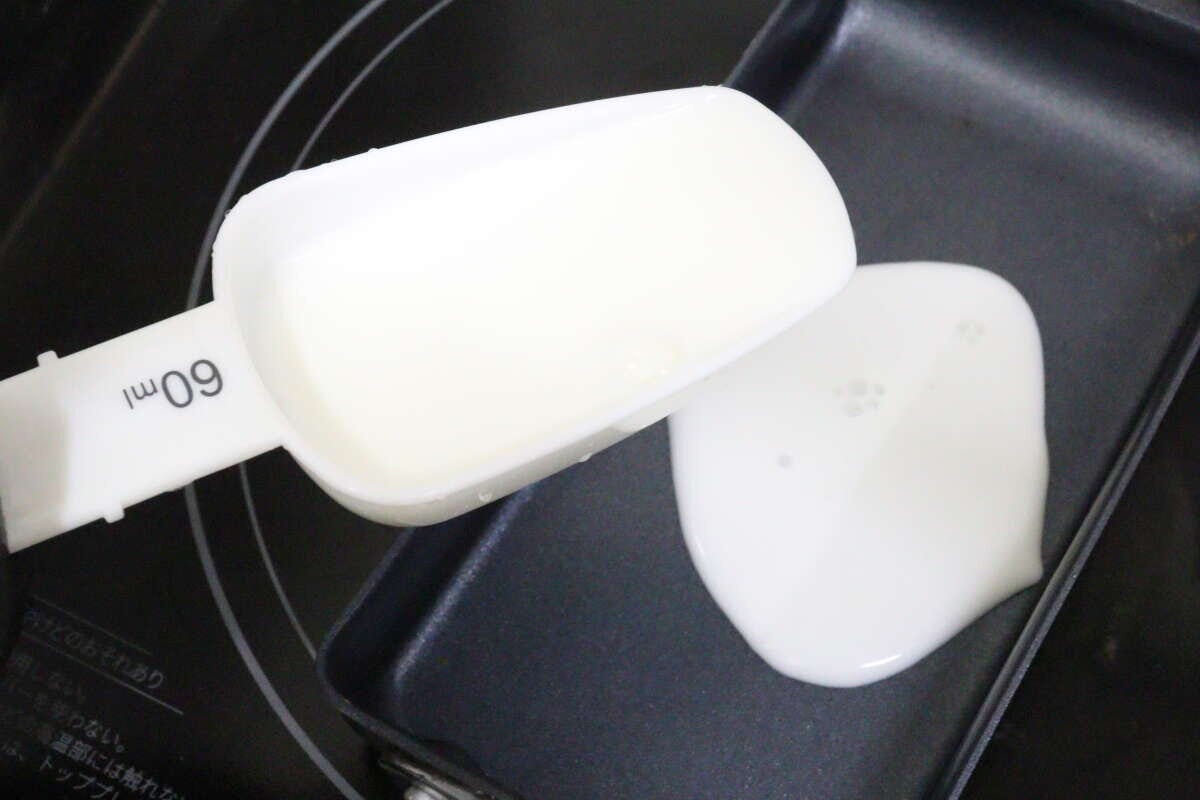 ダイソーのメジャーカップ＆スプーン（4本組）で液体を計量する