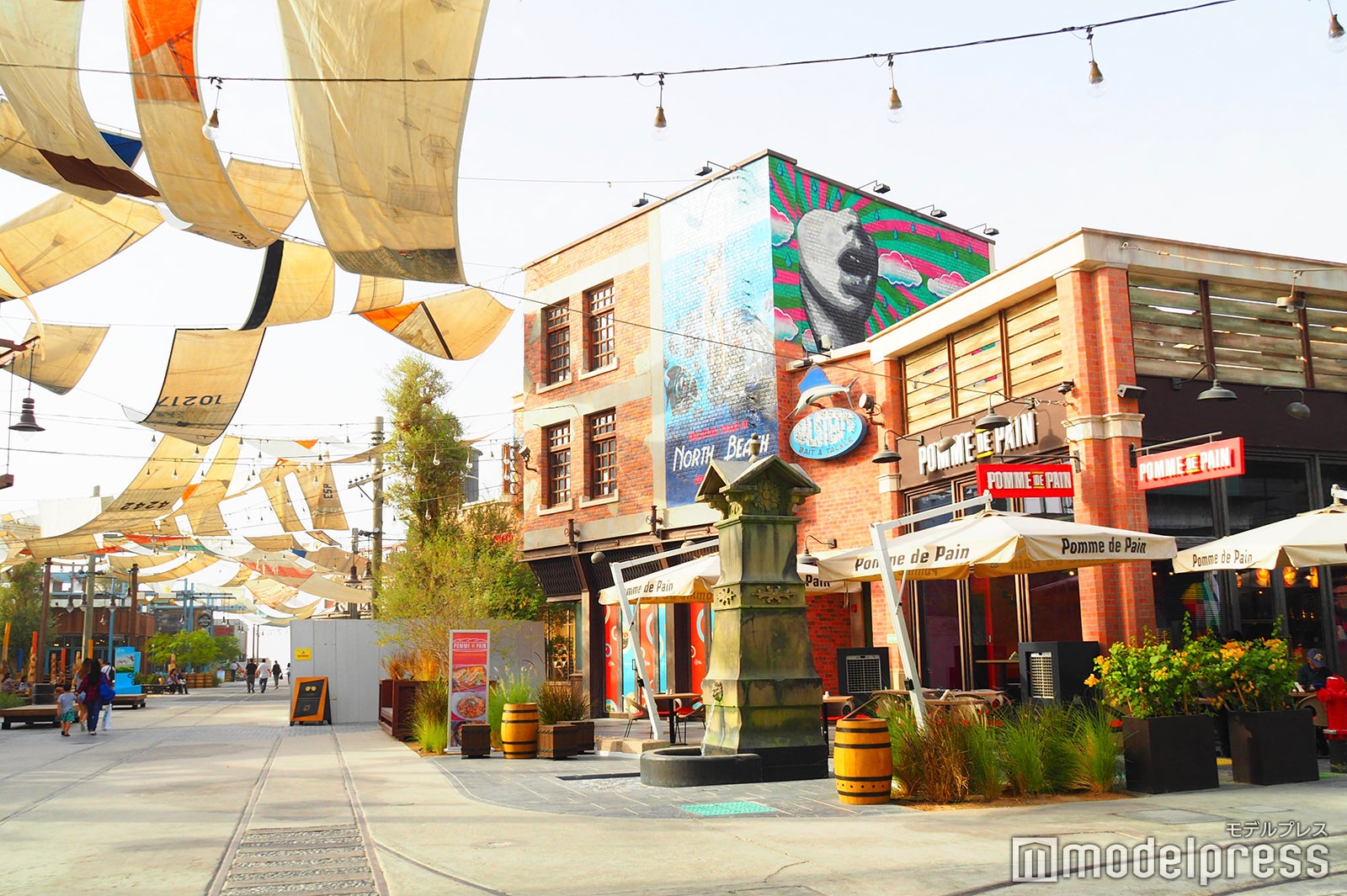 パークの中心にはカフェやショップ、レストラン、映画館まで色々な施設が（C）モデルプレス