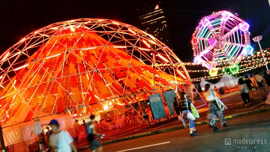 スタジアム外のBARエリアには観覧車も