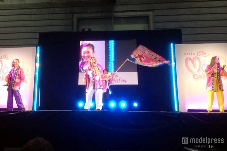 ライブパフォーマンスを披露するウギャル