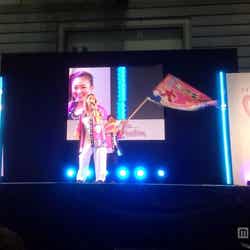 ライブパフォーマンスを披露するウギャル