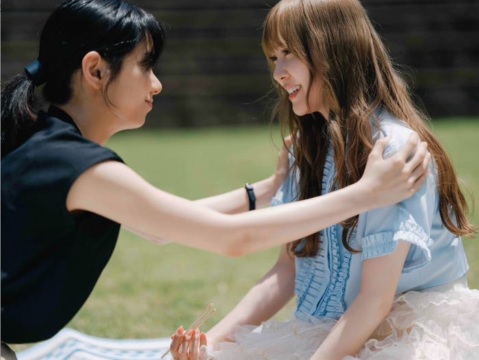 森カンナ、加藤史帆(C)「彩香ちゃんは弘子先輩に恋してる」製作委員会・MBS/第2話より