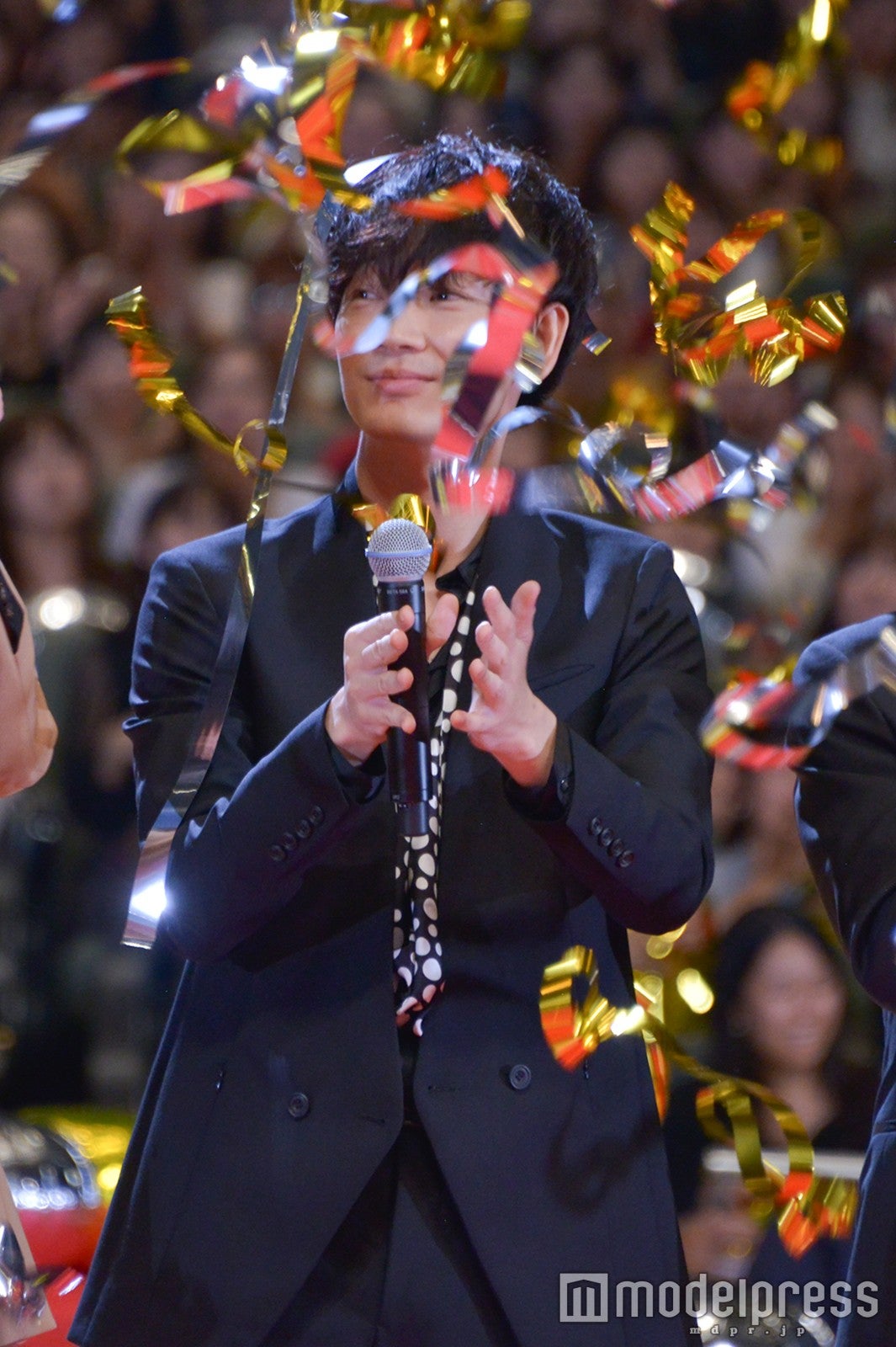 キャノン砲にもみくちゃにされる綾野剛（C）モデルプレス