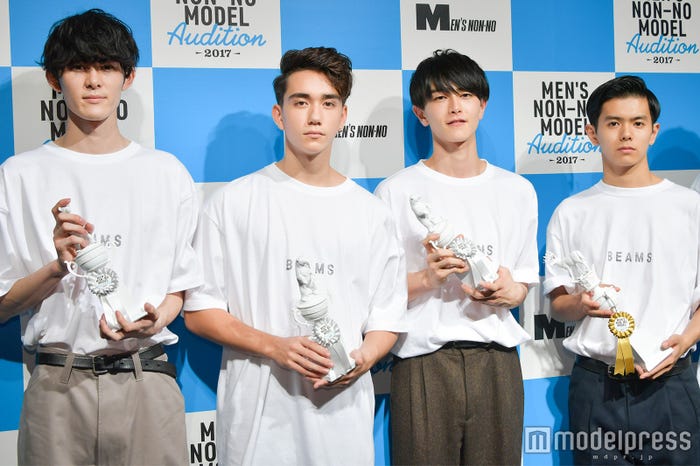 (左から)準グランプリの高見翔太さん、ミッチェル和馬さん、岩上隼也さん、グランプリ・ラボ賞の井上翔太さん(C)モデルプレス