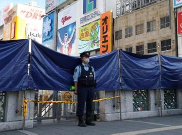 阪神V道頓堀ダイブ阻止へ大阪・ミナミ超厳戒 橋に2メートルブルーシート、警察官ずらり 川沿いの歩道立入禁止に